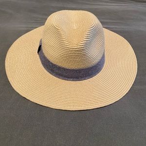 Wide brim packable hat